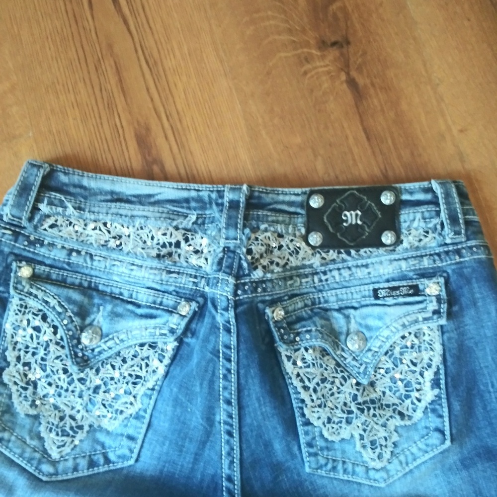 Super cute embellished pockets miss me capris 32
